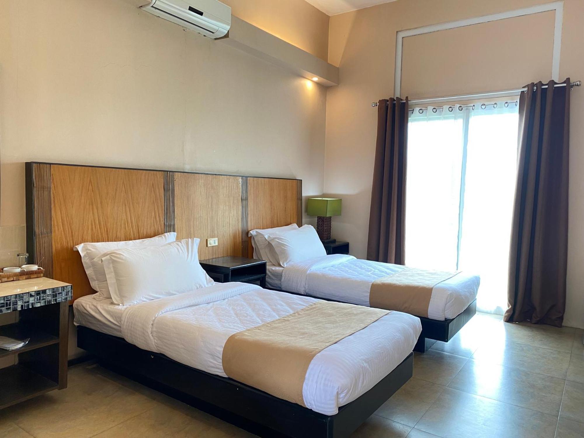 The Park - Silang Hotel ภายนอก รูปภาพ