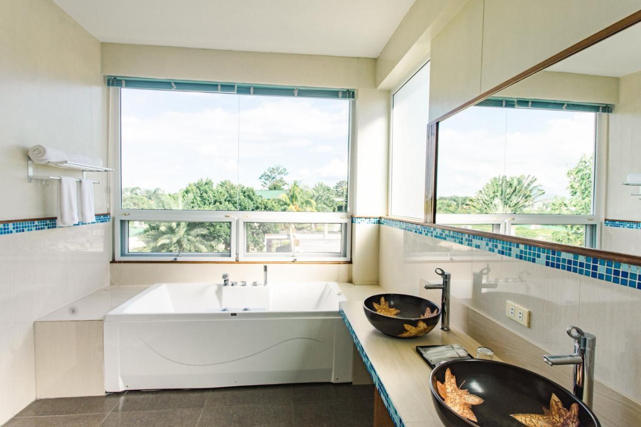 The Park - Silang Hotel ภายนอก รูปภาพ