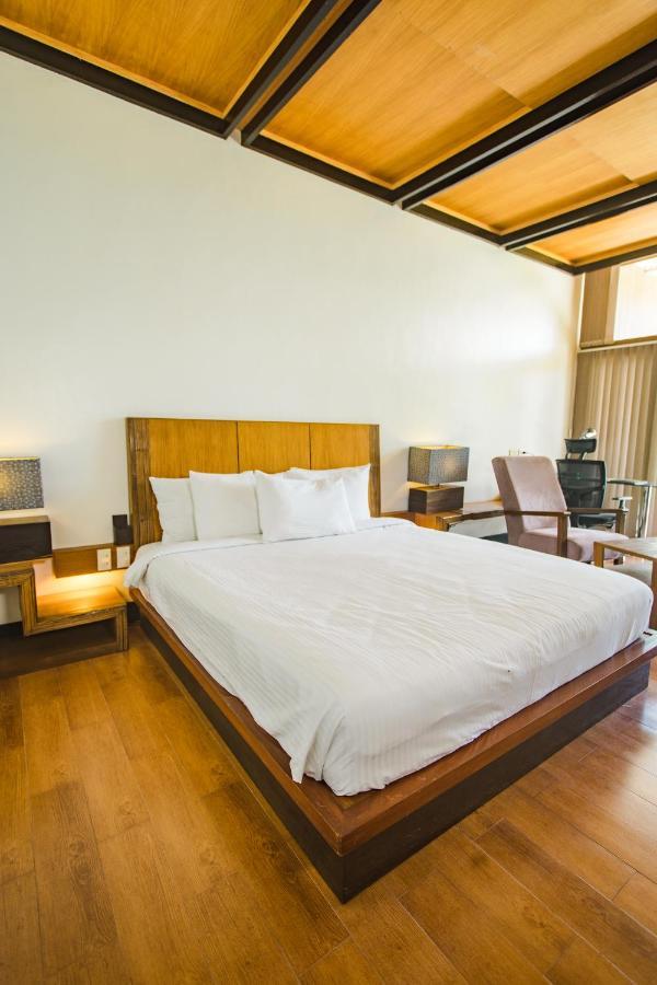 The Park - Silang Hotel ภายนอก รูปภาพ